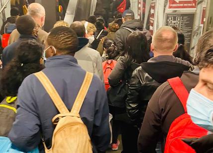 Lunedì mattina, dopo il nuovo Dpcm. Metro C di Roma strapiena. La foto