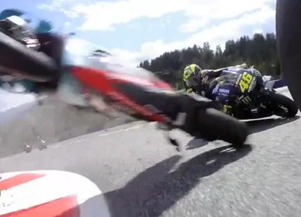 MotoGP Dovizioso trionfa. Incidente choc: moto in volo sfiora Valentino Rossi