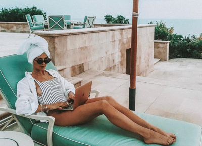ragazza donna nuda piscina computer smartworking.jpg