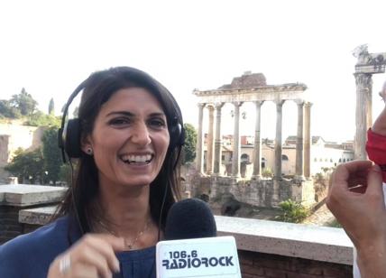 Virginia Raggi si candida a rock star: canta “Roma nun fa la stupida stasera”