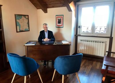 Riccardo Illy nell'ufficio consolare di Trieste