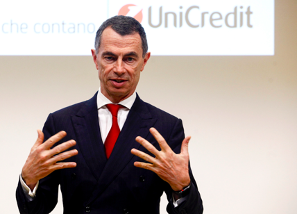 UniCredit, l'incertezza affossa il titolo. Esce Mustier? Ed Mps corre in Borsa