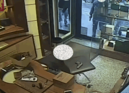 Rapina in gioielleria a Milano, le camere di sicurezza riprendono l'arresto