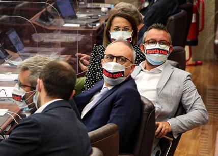 Lombardia: dibattito sulla sfiducia a Fontana, Pd con mascherine Basta Cosi'!