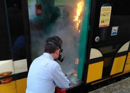 Danno fuoco al gel disinfettante, incendio su un tram a Milano