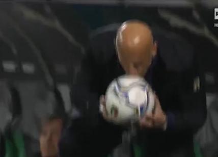 Vialli, il bacio al pallone durante Italia-Polonia che commuove ed emoziona