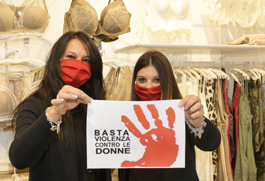 Mascherine rosse per combattere la violenza sulle donne a Busto Arsizio