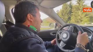 Salvini canta al volante la canzone degli alpini “Signore delle cime"