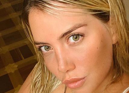 Wanda Nara, selfie in ascensore: vestito scollato, fans in estasi: "Che bomba"