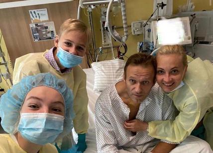 Navalny, prima foto dall'ospedale e vigile: "Ciao, mi mancate"