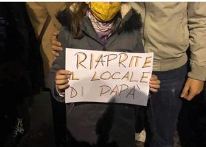Ecco i “pericolosi estremisti” Una bimba che difende suo papà