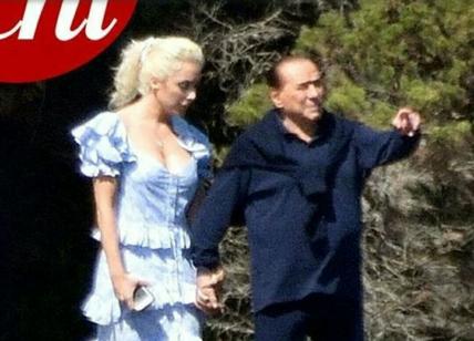 Berlusconi mano nella mano con la Fascina in Sardegna. LA FOTO