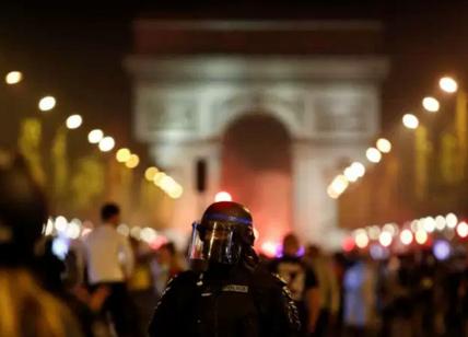 Calcio, Parigi: scontri dopo la sconfitta del Psg, arrestate 148 persone