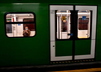 Borsello abbandonato in metro, treni fermi: proprietario denunciato