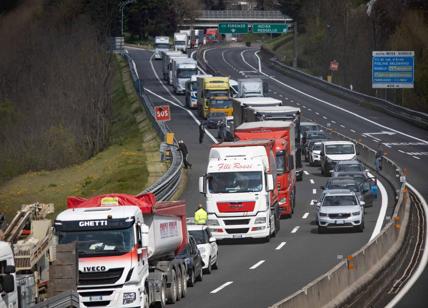 In corsia d'emergenza per saltare la fila: ritirata la patente a 76 furbetti