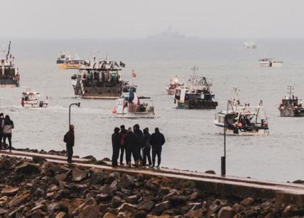 Brexit, pescatori francesi bloccano La Manica: "Rivogliamo le nostre licenze"