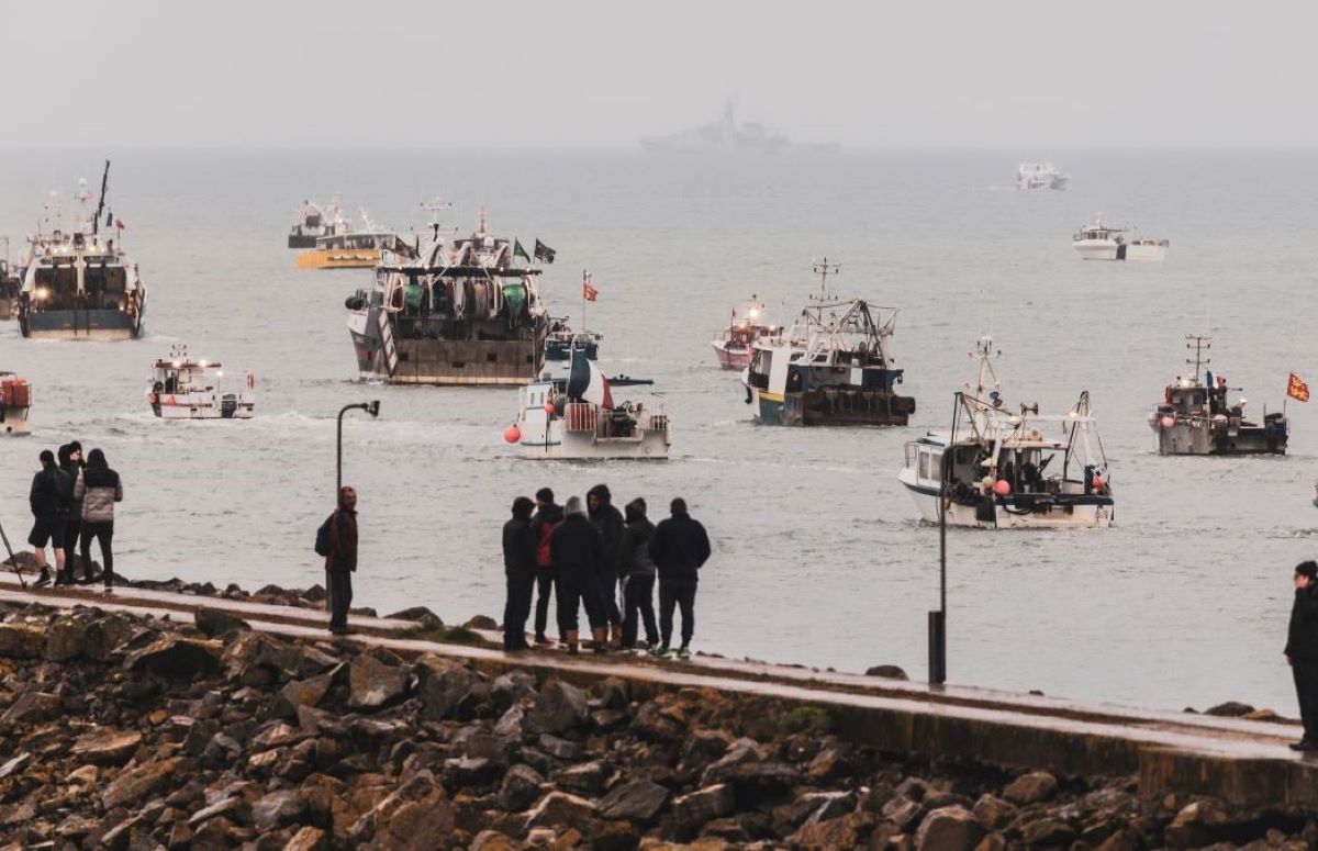 brexit pescatori francesi bloccano la manica