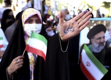 Proteste Iran, impiccato 23enne: polizia spara su genitali delle manifestanti