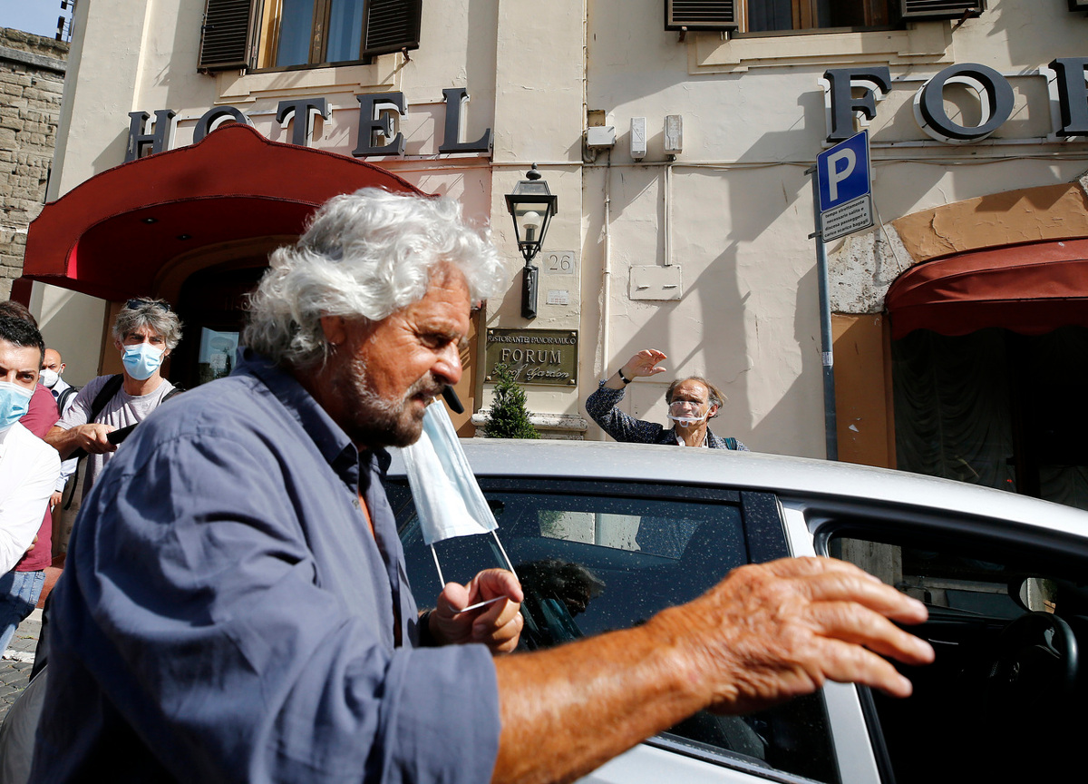 beppe grillo, pacco e lettera anonima per la vicenda del figlio ciro