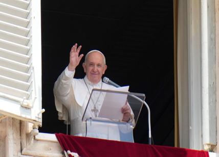 Il Papa dimesso dall'ospedale. Appena uscito è andato a pregare in una chiesa