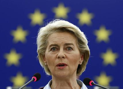 Vaccini, sms di Von der Leyen all'ad di Pfizer. Indaga il difensore civico Ue