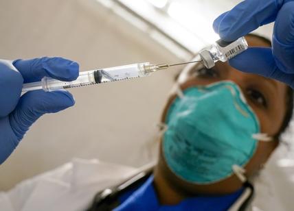 Covid: "L'utilità della terza dose di vaccino è a rischio per le varianti"
