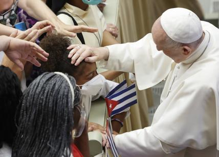 Covid, vaccinarsi è atto d'amore. Stoccata del Papa ai no vax