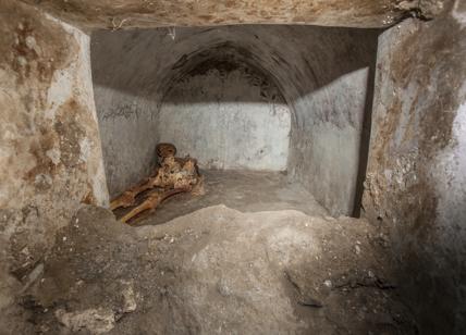 Pompei, scoperta una tomba unica con un corpo semi mummificato