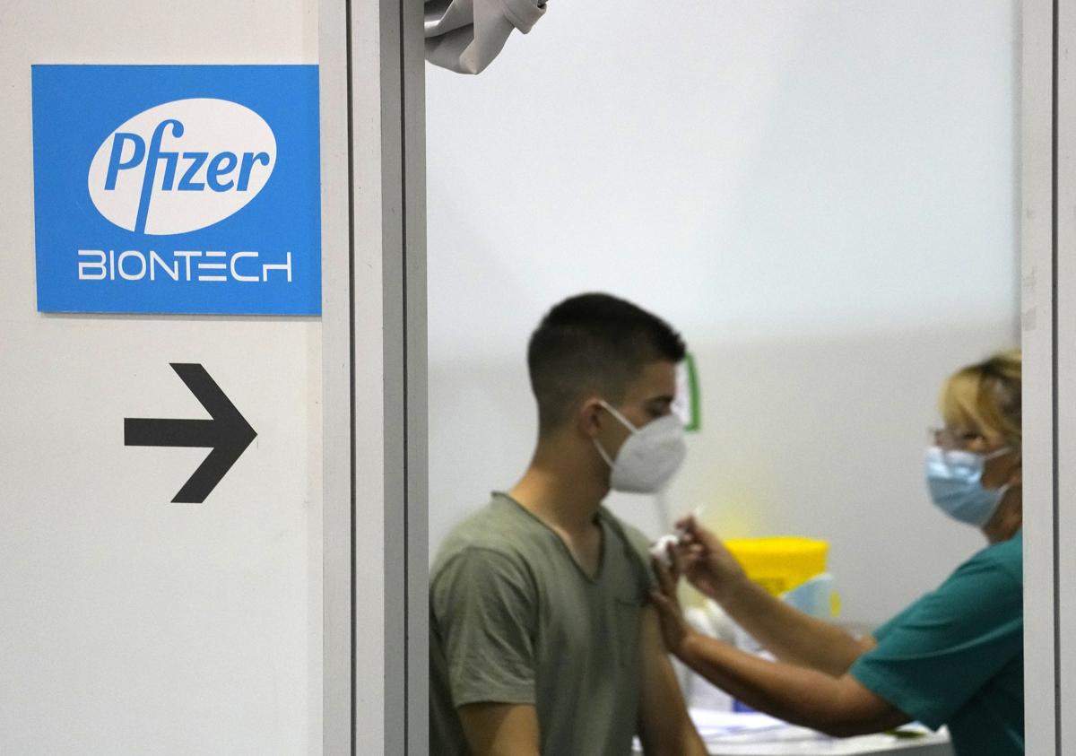 vaccino vaccini dottore dottoressa medico infermiera pfizer biontech