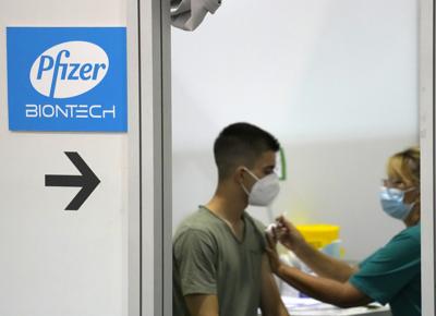 vaccino vaccini dottore dottoressa medico infermiera pfizer biontech