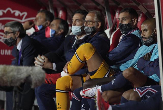 Donnarumma decisamente abbattuto, sulla panchina del PSG (Lapresse) Donnarumma decisamente abbattuto, sulla panchina del PSG (Lapresse)