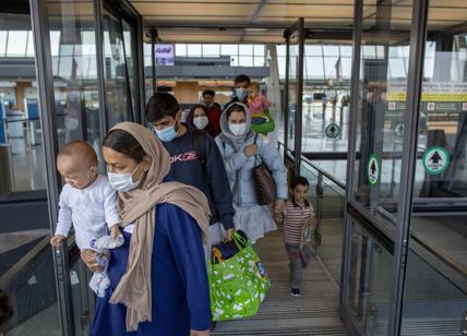 Kabul, i talebani isolano l'aeroporto: stop voli dei civili, 100mila bloccati