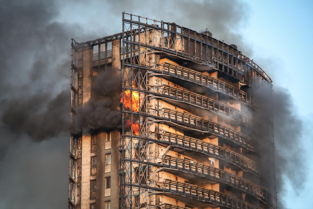 Milano: l'incendio del palazzo di via Antonini Milano: l'incendio del palazzo di via Antonini