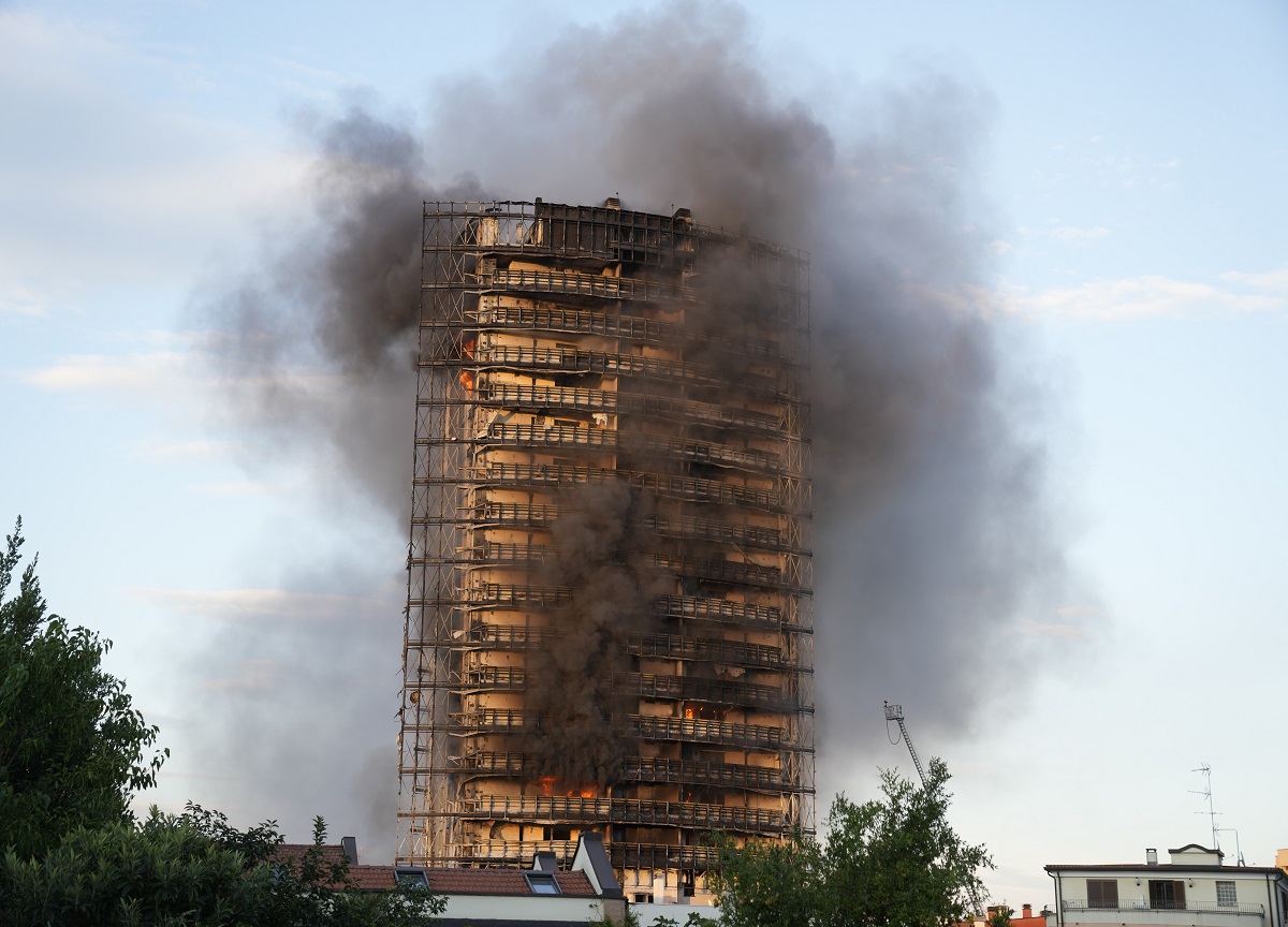 Milano: l'incendio del palazzo di via Antonini Milano: l'incendio del palazzo di via Antonini