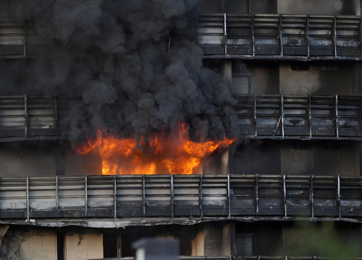 Milano: l'incendio del palazzo di via Antonini Milano: l'incendio del palazzo di via Antonini