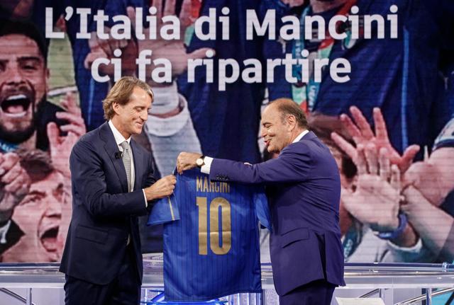 Roberto Mancini celebrato da Bruno Vespa durante "Porta a Porta": è già finito il suo momento di gloria? Roberto Mancini celebrato da Bruno Vespa durante "Porta a Porta": è già finito il suo momento di gloria?