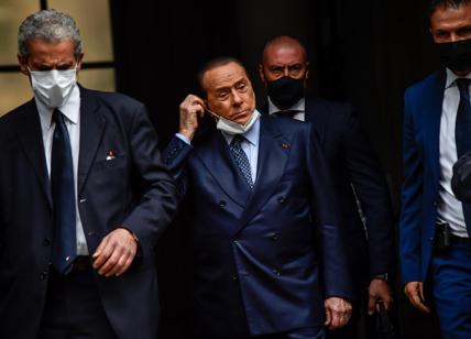 Berlusconi al seggio a Milano: "Cambiare sistema di selezione candidati"