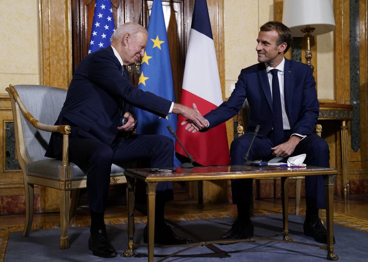 Biden e Macron si stringono la mano, per sancire l'accordo finalmente raggiunto Biden e Macron si stringono la mano, per sancire l'accordo finalmente raggiunto