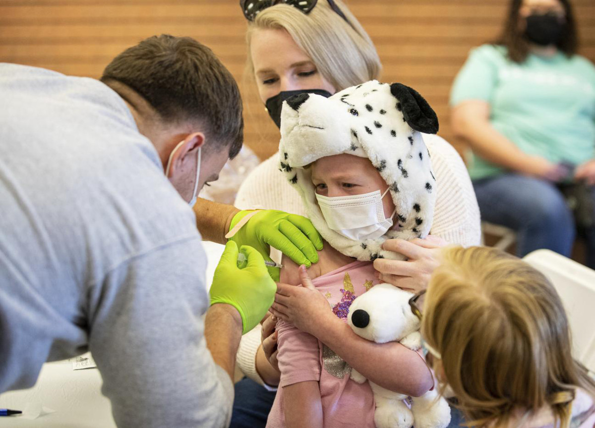 vaccino ai bambini, andrea crisanti consiglia di aspettare