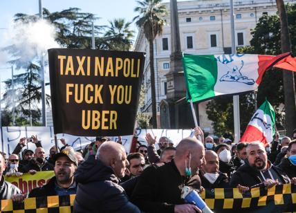 Taxi, sciopero generale: petardi e cori contro Draghi, Uber e la Lucarelli