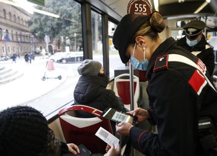 Sul bus con il Green pass di un altro: un denunciato a Milano