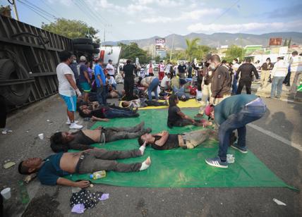 Messico, si schianta un camion con oltre 100 migranti a bordo: 55 morti