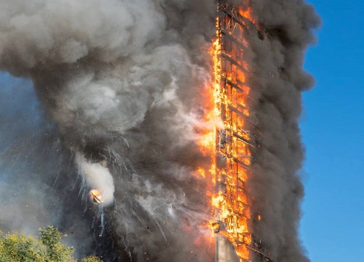Milano: l'incendio del palazzo di via Antonini Milano: l'incendio del palazzo di via Antonini