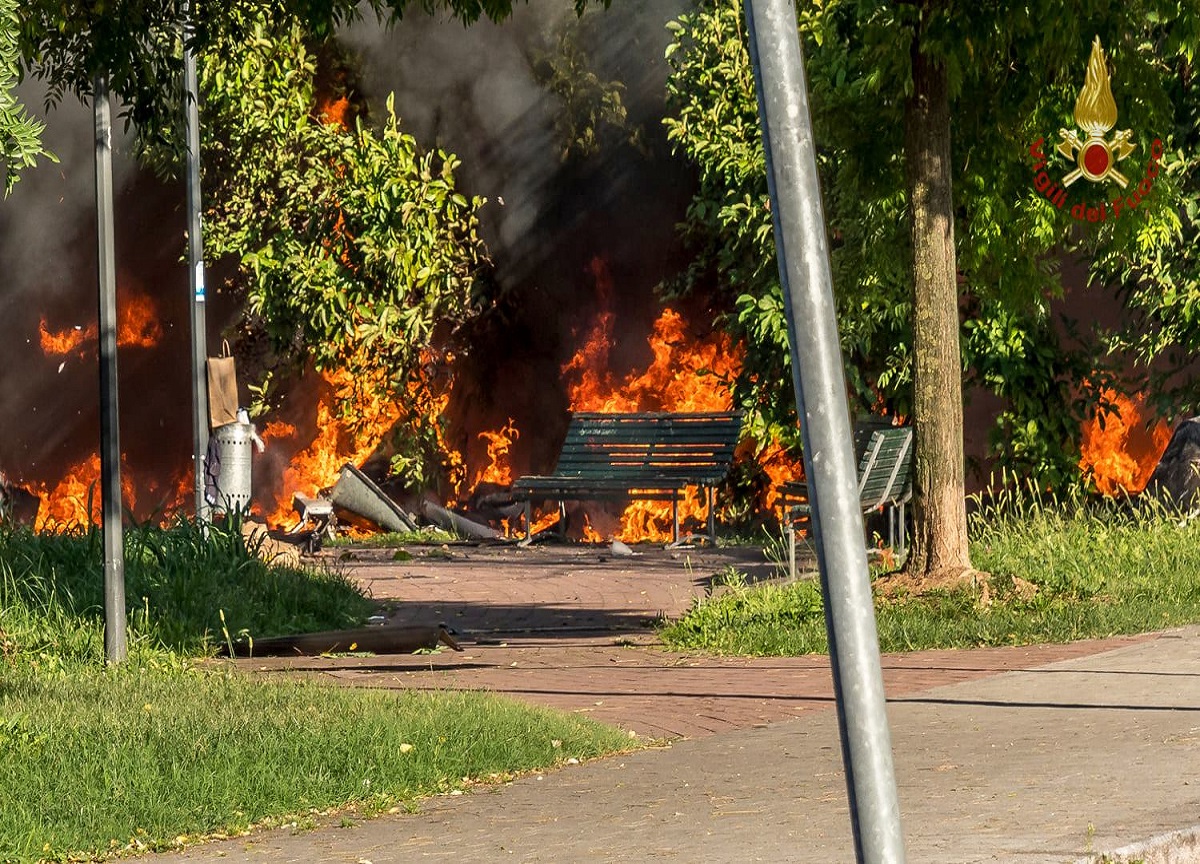 Milano: l'incendio del palazzo di via Antonini Milano: l'incendio del palazzo di via Antonini