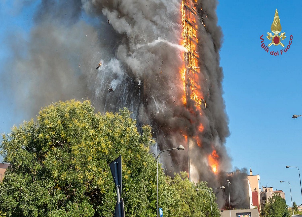 Milano: l'incendio del palazzo di via Antonini Milano: l'incendio del palazzo di via Antonini