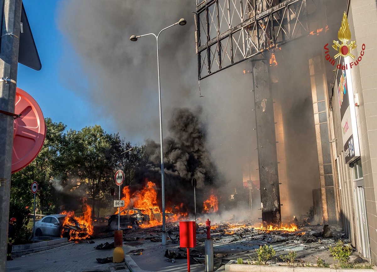 Milano: l'incendio del palazzo di via Antonini Milano: l'incendio del palazzo di via Antonini