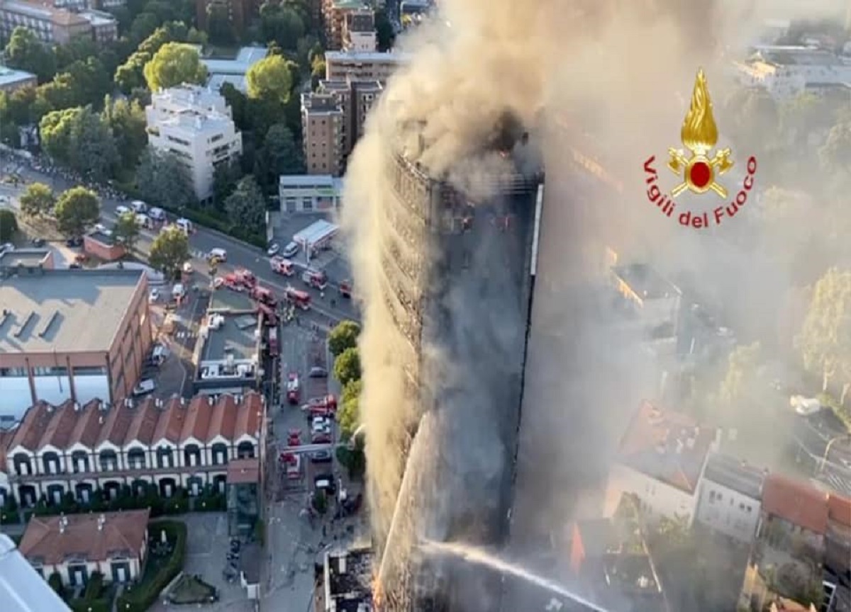 Milano: l'incendio del palazzo di via Antonini Milano: l'incendio del palazzo di via Antonini