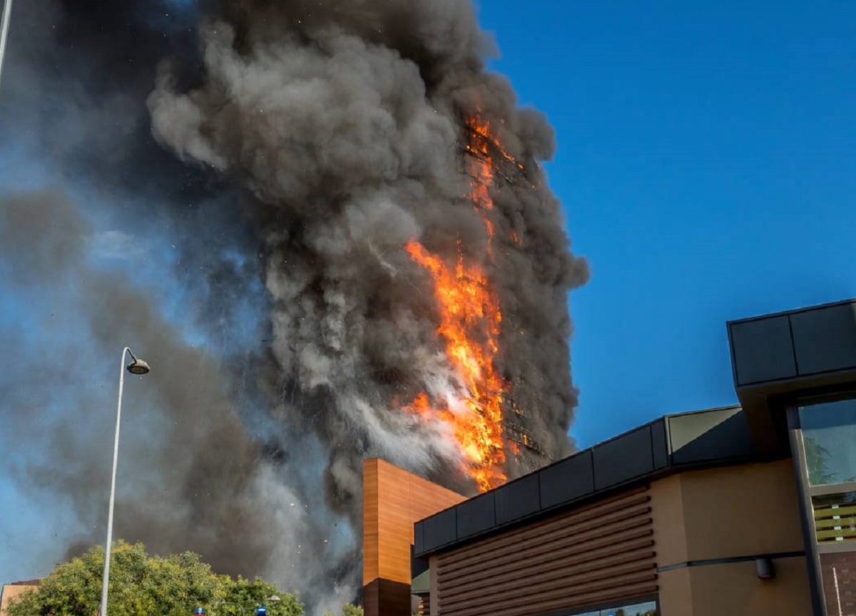 Milano: l'incendio del palazzo di via Antonini Milano: l'incendio del palazzo di via Antonini