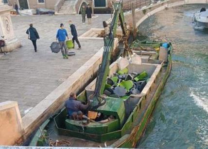 Venezia, i banchi a rotelle finiscono in discarica. Ogni pezzo costato 219 €