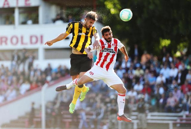 Williams Martinez ai tempi del River Plate (a destra) contro Lucas Viatri del Penarol